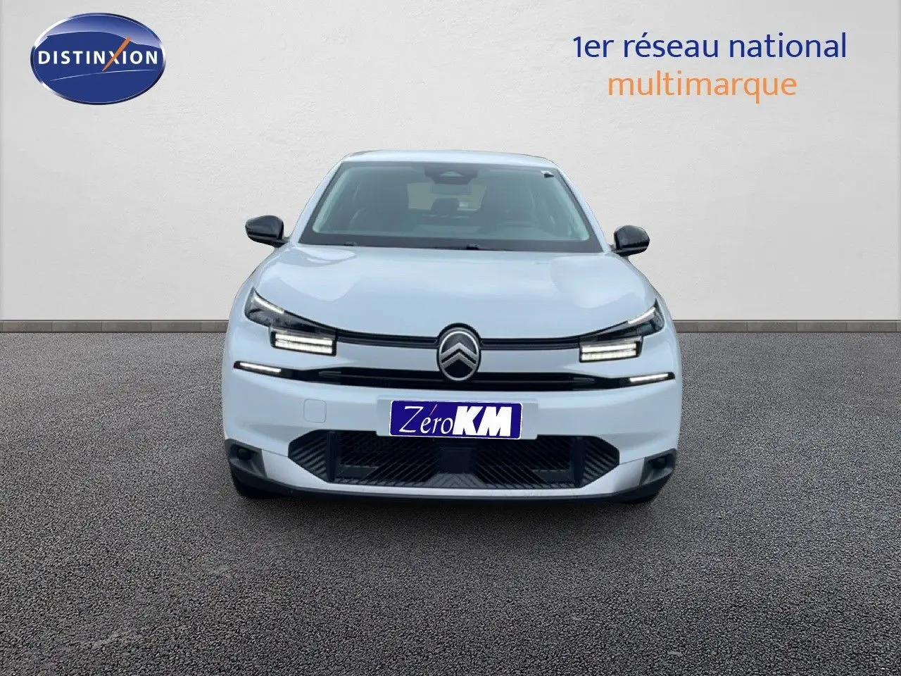 Vue frontale d'une Citroën C4 blanche métal avec feux LED distinctifs et calandre noire épurée.