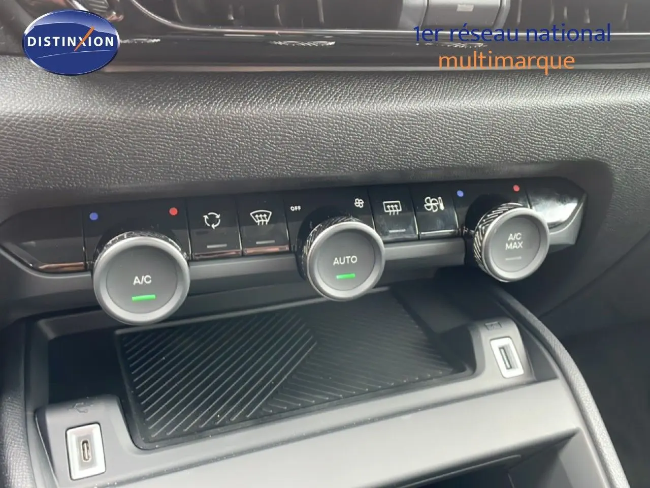 Vue rapprochée du tableau de bord de la Citroën C4 PureTech 130ch, montrant les commandes de climatisation.