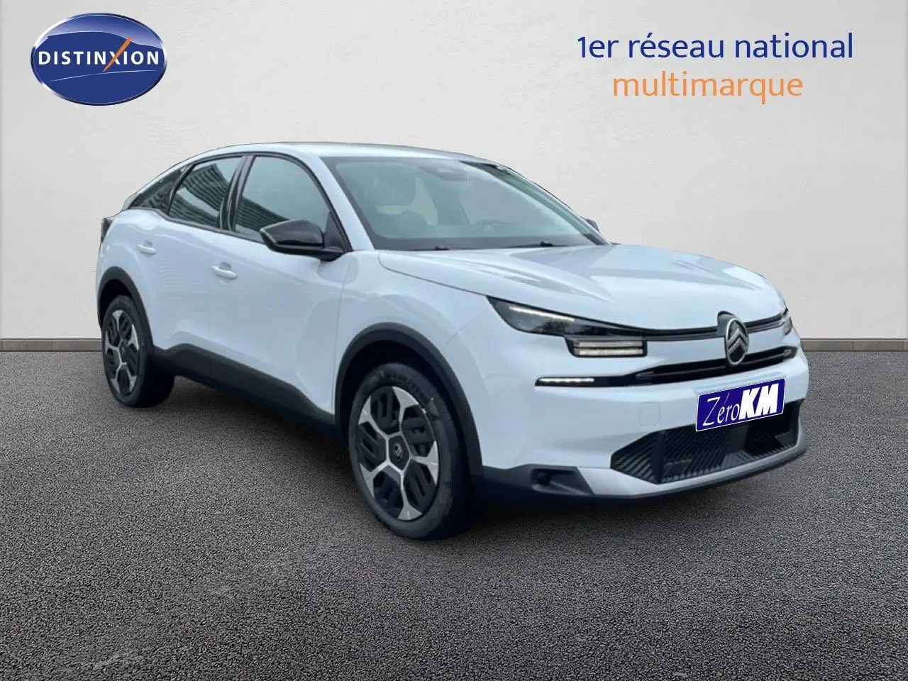 Citroën C4 blanc métal en 3/4 avant droit, avec calandre distinctive et jantes au design moderne.