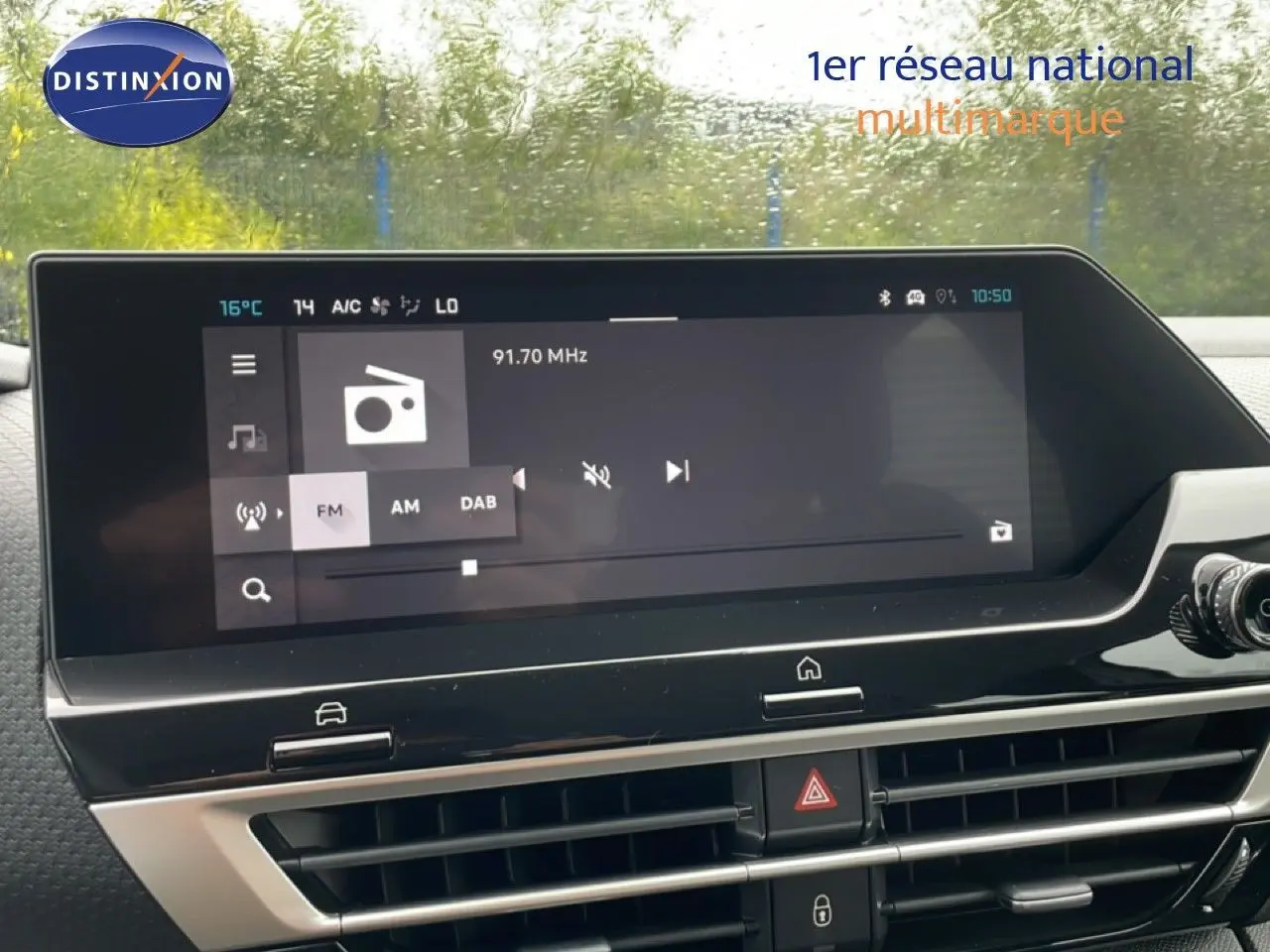 Écran tactile central du tableau de bord de la Citroën C4 PureTech 130ch, avec affichage radio FM et commandes intégrées.