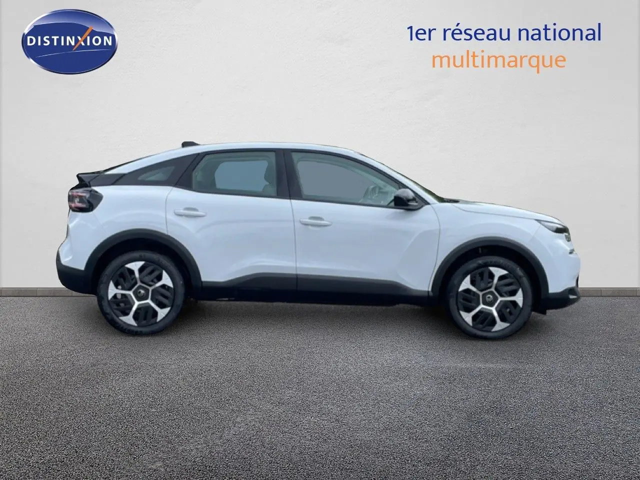 Profil droit d'une Citroën C4 blanc métal avec jantes alliage distinctives et toit noir contrasté.