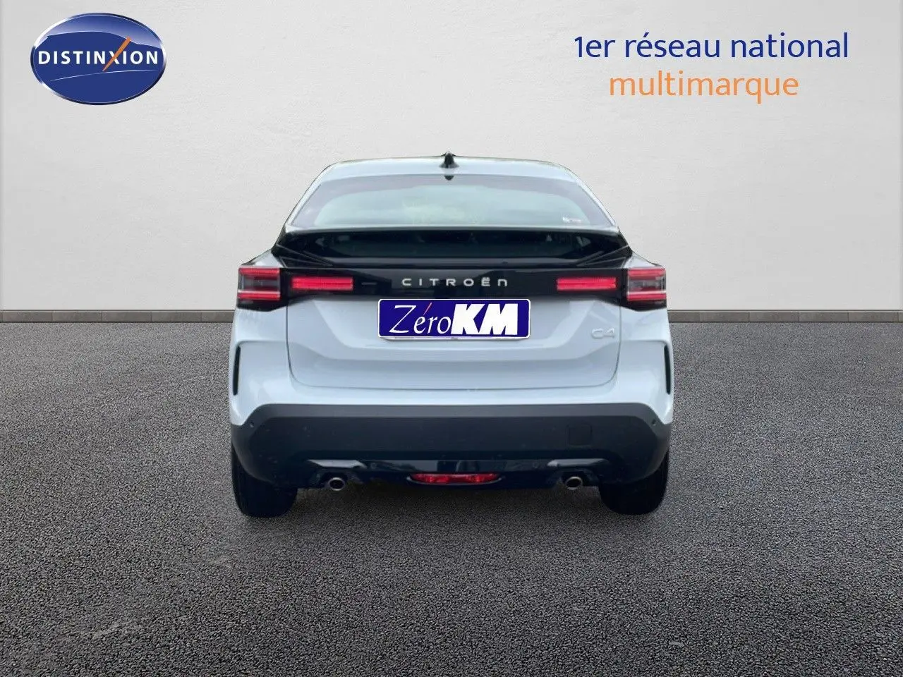 Vue arrière d'une Citroën C4 blanc métal avec bande noire et feux LED horizontaux allumés.
