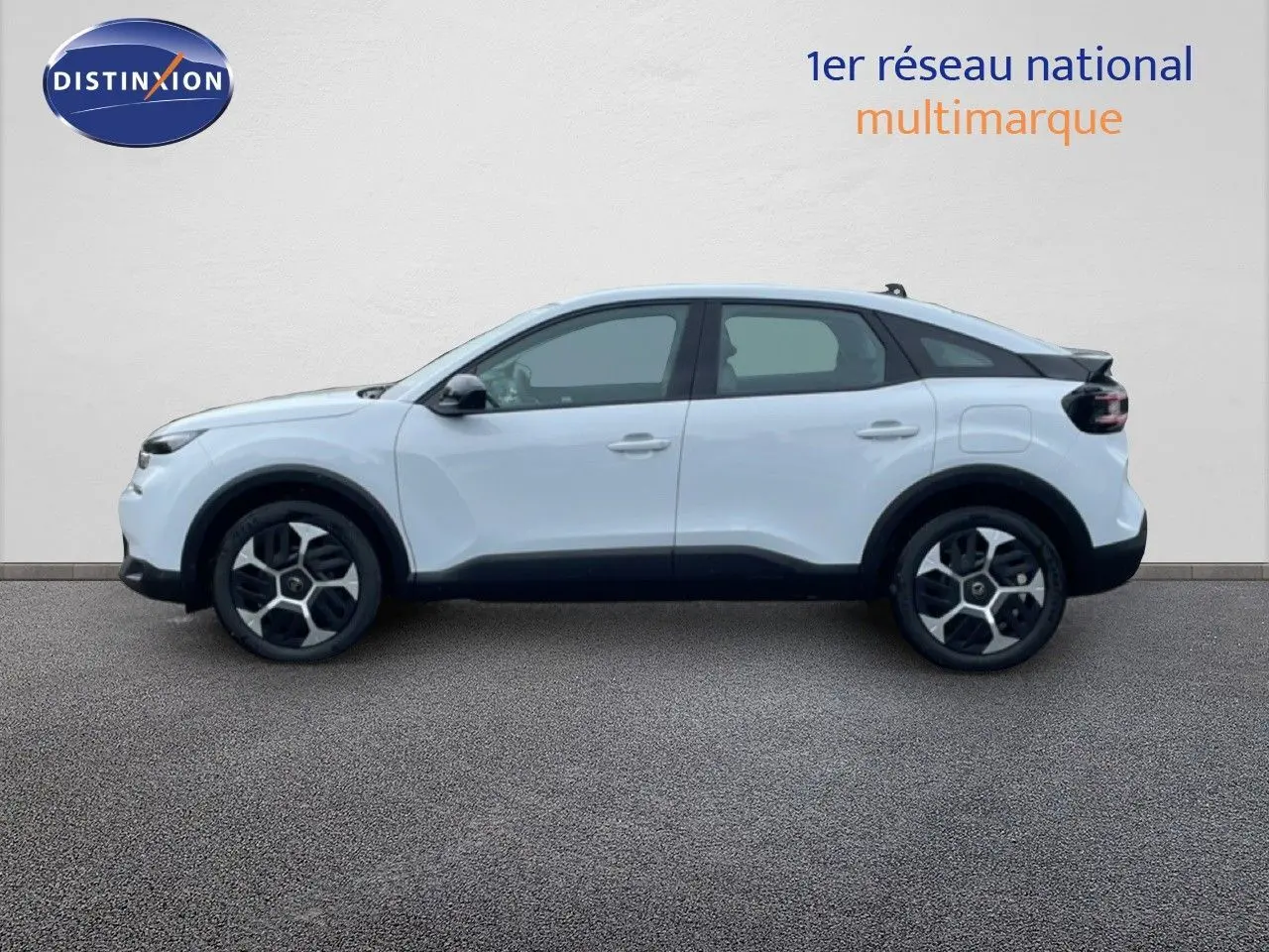 Profil latéral droit d'une Citroën C4 blanc métal avec jantes distinctives et toit noir contrasté.