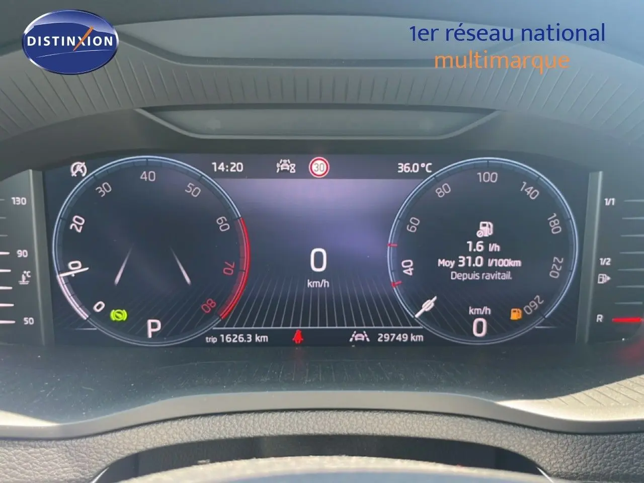 Affichage numérique du tableau de bord SKODA KAROQ 1.5 TSI 2025 montrant vitesse, température et consommation.