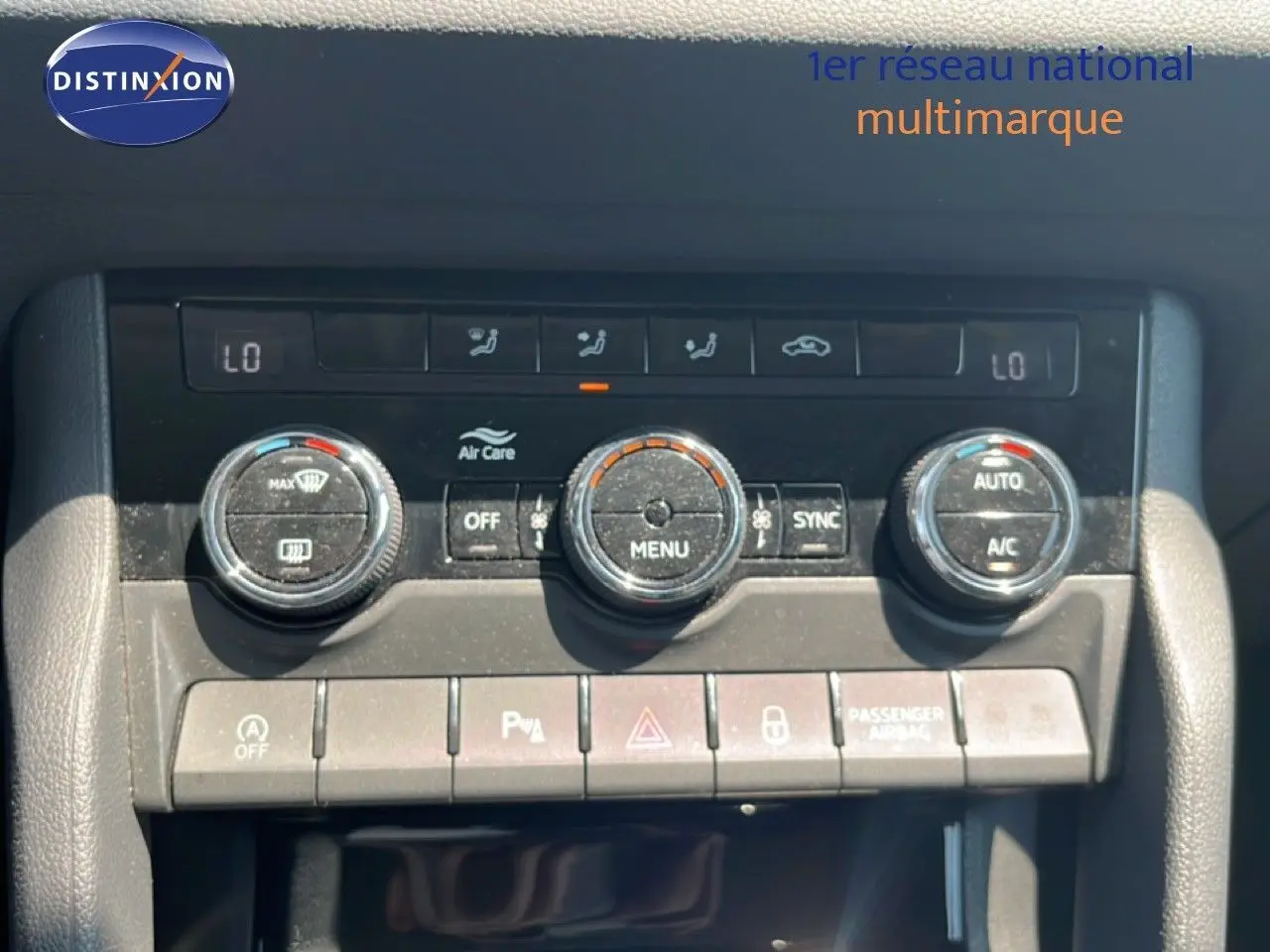 Détail du tableau de bord du Skoda Karoq 2025 montrant les commandes de climatisation et les boutons de fonction en finition gris noir.