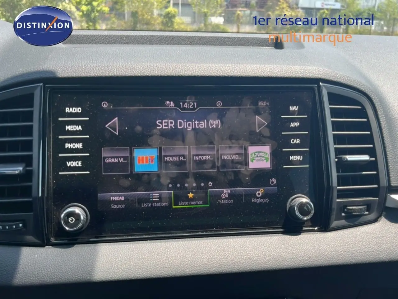 Écran tactile central du tableau de bord du Skoda Karoq 2025 en Reflex Silver, affichant l'interface radio numérique.