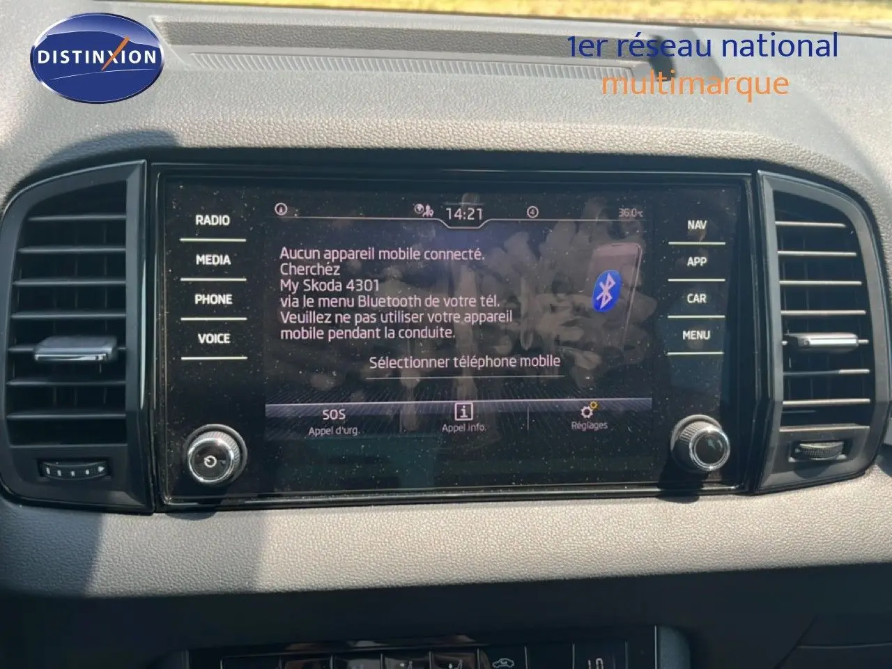 Écran central tactile du Skoda Karoq 2025 en Reflex Silver, affichant le menu Bluetooth et commandes multimédia.