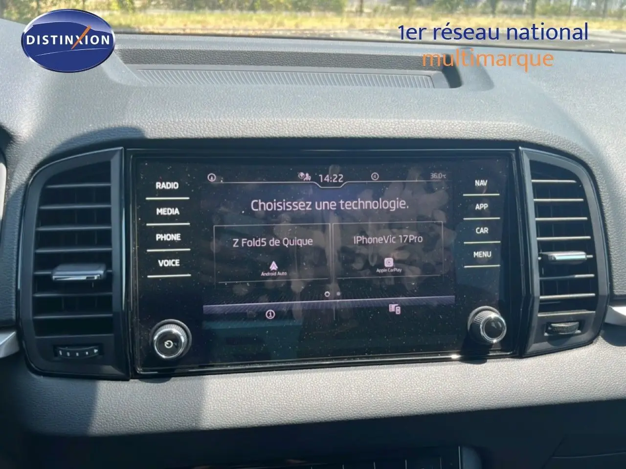 Écran tactile central du tableau de bord du Skoda Karoq 2025 en vue frontale, avec interface multimédia active.