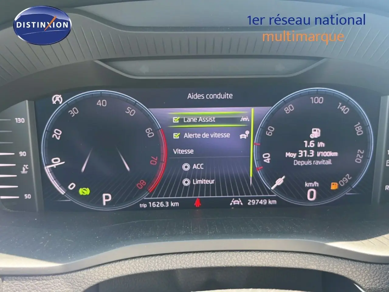 Tableau de bord numérique du Skoda Karoq 2025 affichant les aides à la conduite, vue frontale du combiné d'instruments.
