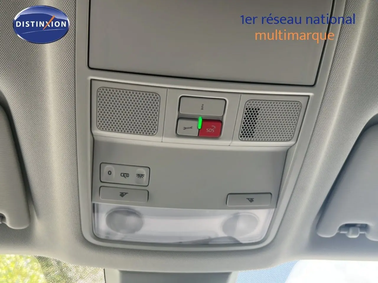 Vue intérieure en gros plan du plafonnier gris clair avec commandes SOS et éclairage du Skoda Karoq 2025.