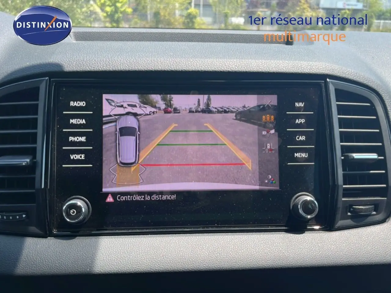 Écran central affichant la caméra de recul du Skoda Karoq Reflex Silver, vue intérieure du tableau de bord.