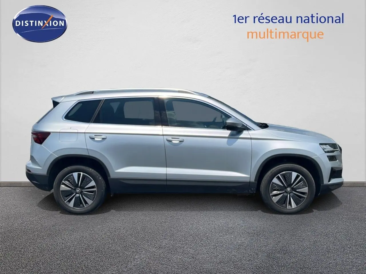Vue de profil côté gauche d'un Skoda Karoq 2025 en Reflex Silver Metal avec jantes alliage bicolores.