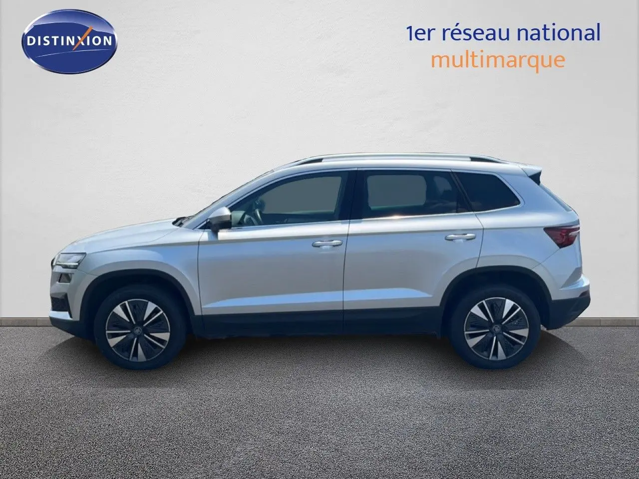 Vue latérale droite d'un Skoda Karoq 2025 en Reflex Silver Metal, soulignant ses jantes bi-ton et ses lignes modernes.