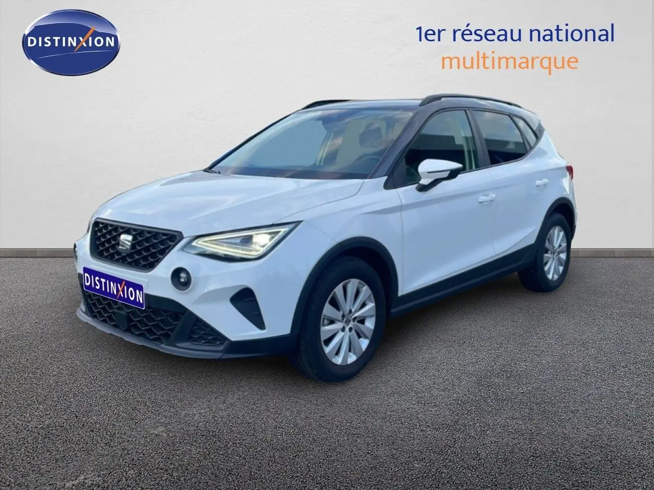 SEAT Arona blanc avec toit gris, vue 3/4 avant droit, feux LED allumés sur fond neutre.