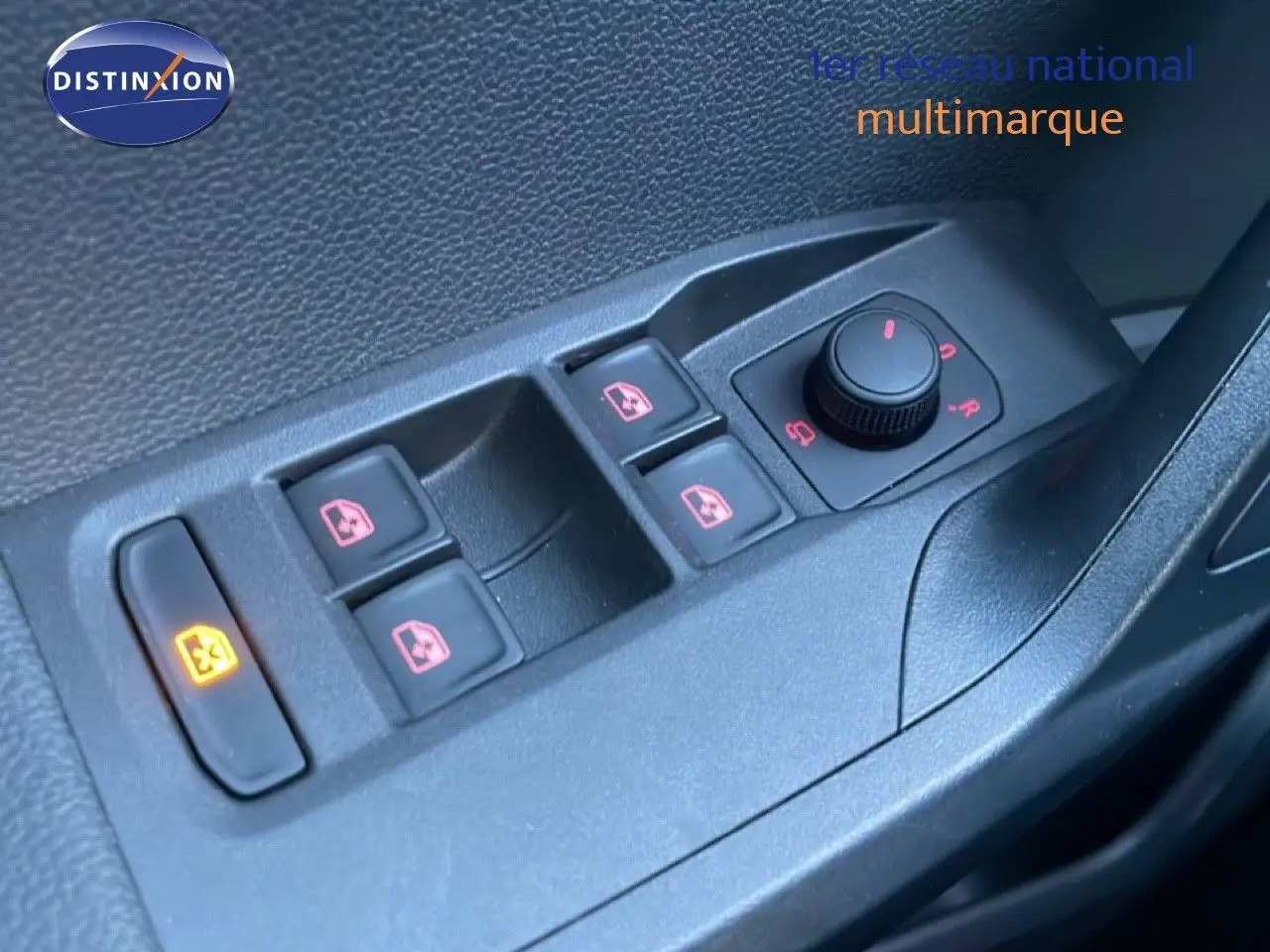 Gros plan sur les commandes des vitres électriques et réglage des rétroviseurs côté conducteur du SEAT Arona blanc toit gris.