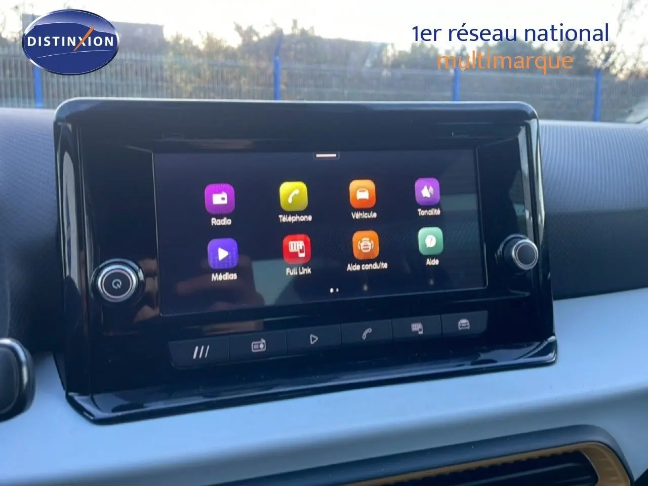 Écran tactile central du tableau de bord du SEAT Arona 2025, affichant les options multimédia et aides à la conduite.