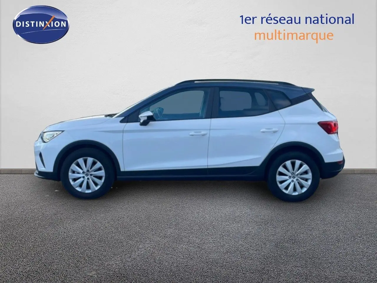 Vue de profil côté gauche d'un SEAT Arona blanc avec toit gris, version 2025 Style Special Edition.