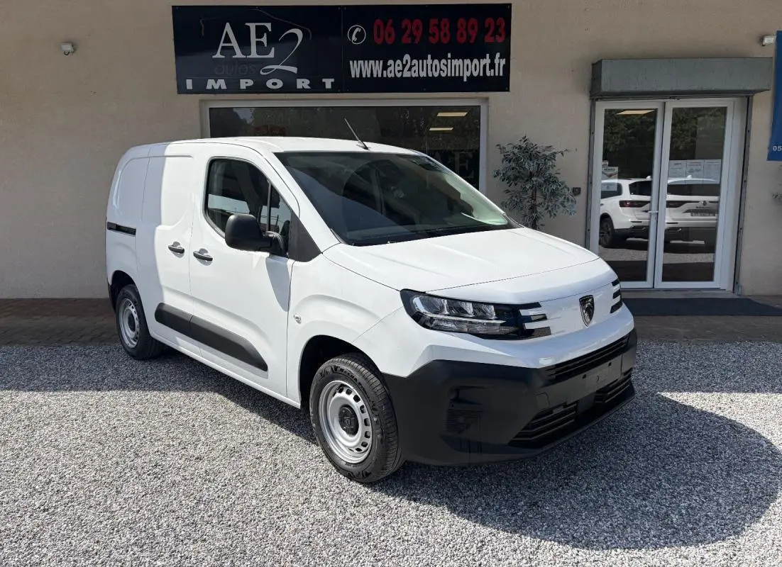 Peugeot Partner fourgon blanc vu en 3/4 avant droit, avec pare-chocs noir et jantes acier simples.