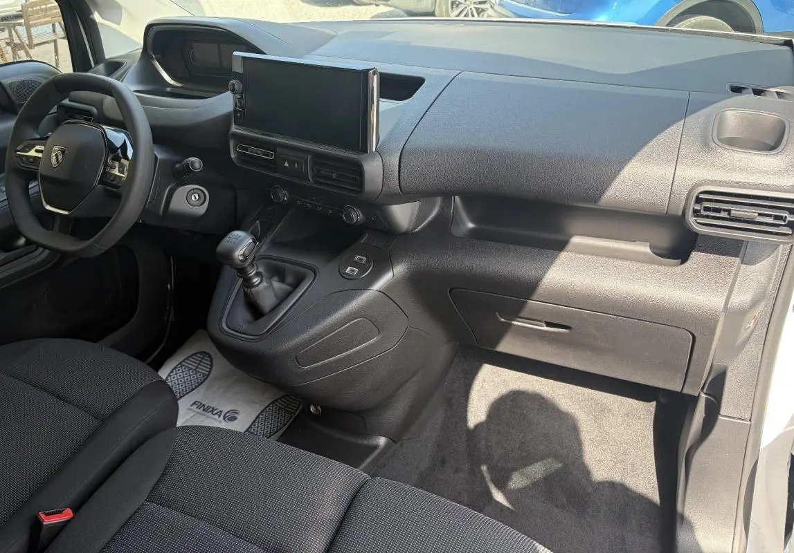Vue intérieure côté conducteur du Peugeot Partner blanc 2026, avec tableau de bord moderne et écran tactile central.