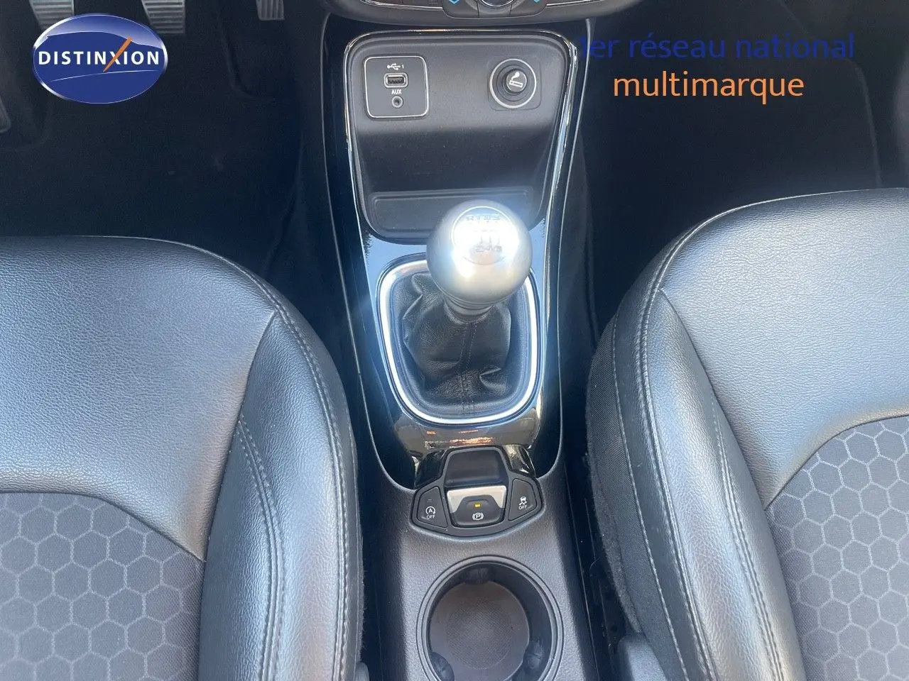 Vue plongeante sur la console centrale du Jeep Compass 2019, mettant en valeur le levier de vitesse manuel et les sièges noirs.