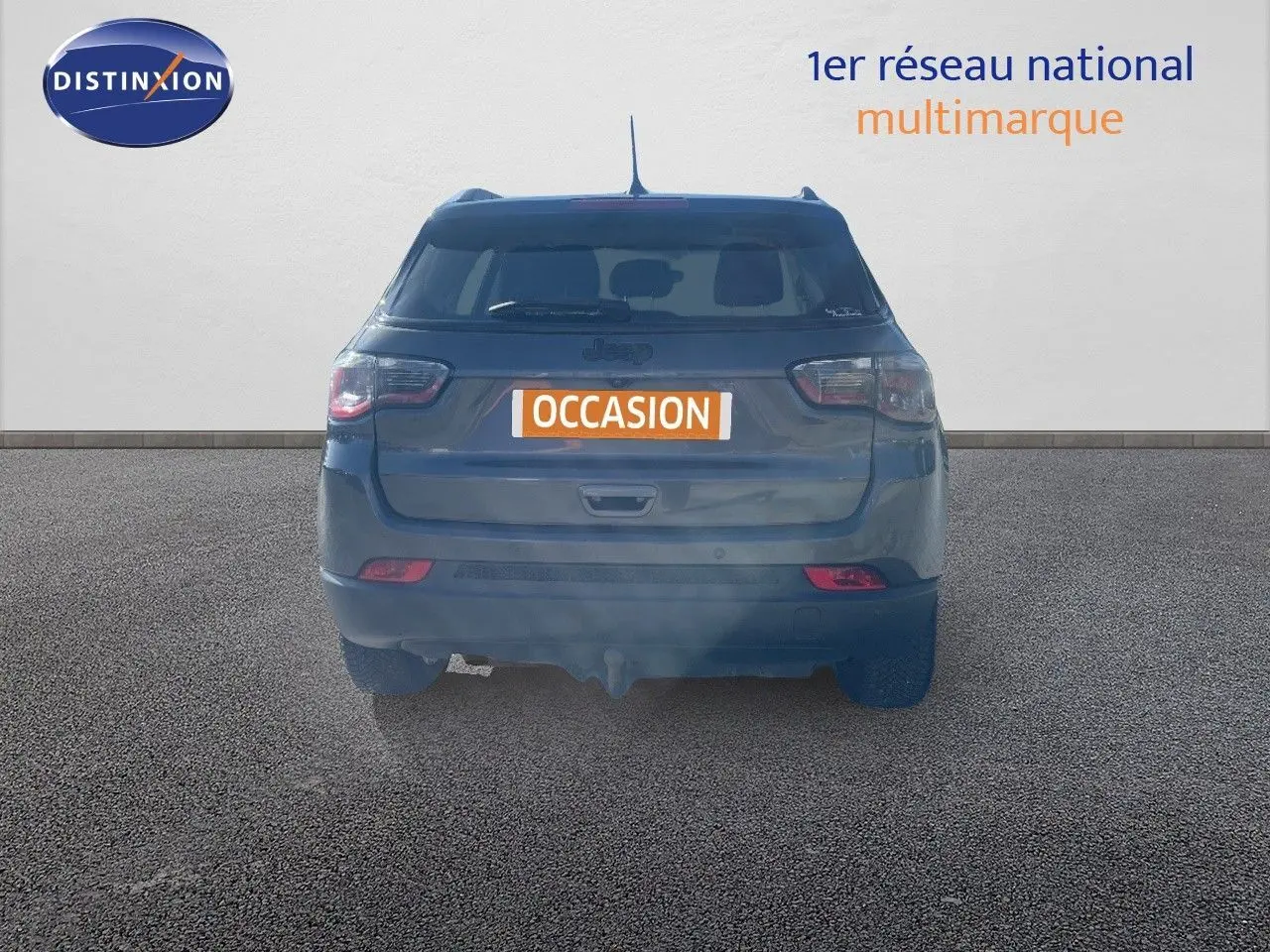 Vue arrière d'un Jeep Compass gris foncé 2019, version Brooklyn Edition, avec plaque "OCCASION" visible.
