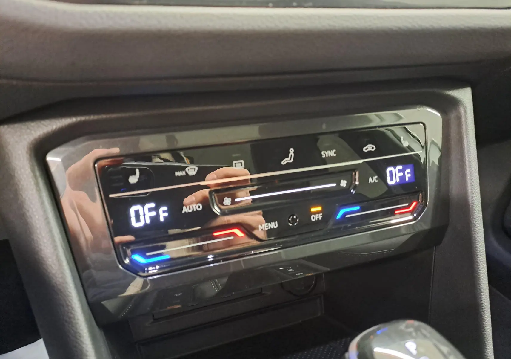 Panneau de commande de la climatisation tactile du Volkswagen Tiguan 1.4 eHybrid blanc nacré, vue rapprochée intérieure.