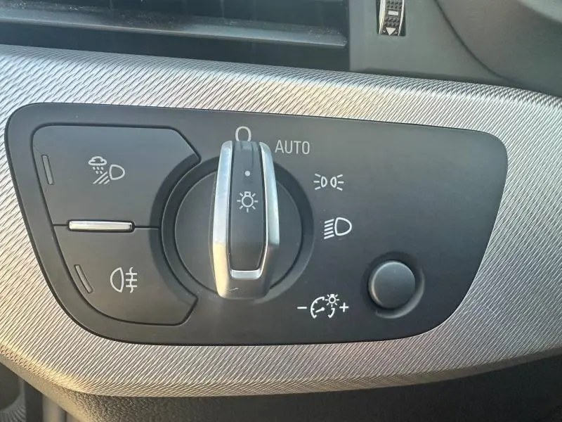 Gros plan sur la commande des phares et éclairages intérieurs de l'Audi A5 Sportback 2018 avec finition métal brossé.