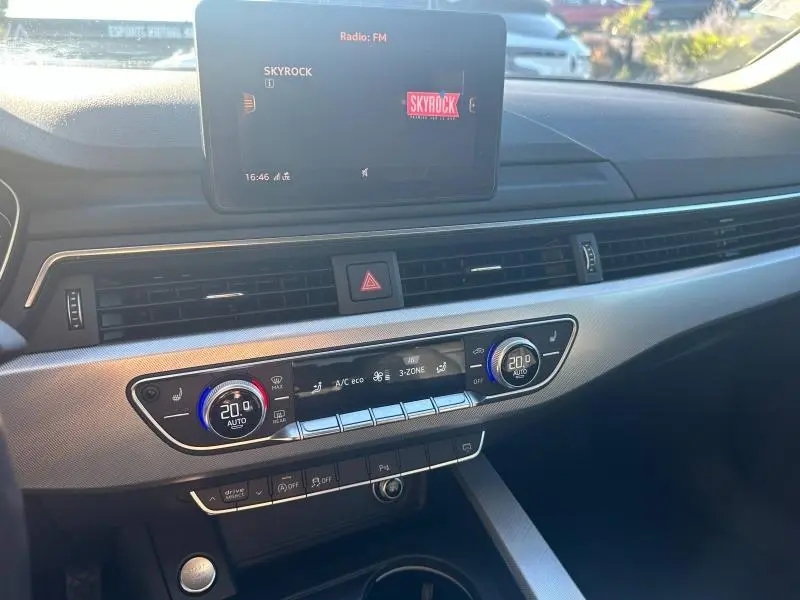 Tableau de bord de l'Audi A5 Sportback 2018 en vue de face, avec écran central et commandes de climatisation tri-zone.