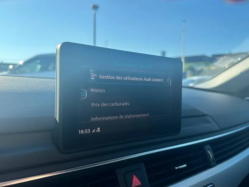 Écran central tactile de l'Audi A5 Sportback 2018 affichant le menu Audi connect, vue intérieure côté passager.