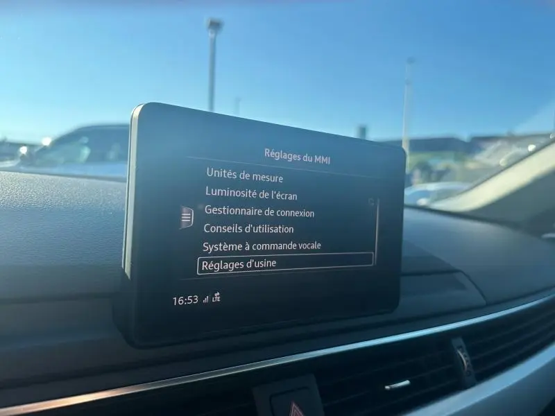 Écran multifonction du tableau de bord de l'Audi A5 Sportback 2018, vue intérieure côté conducteur.