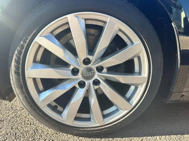 Gros plan sur la jante alu argentée à 10 branches de l'Audi A5 Sportback 2.0 TDI 2018, avec pneu Pirelli noir.