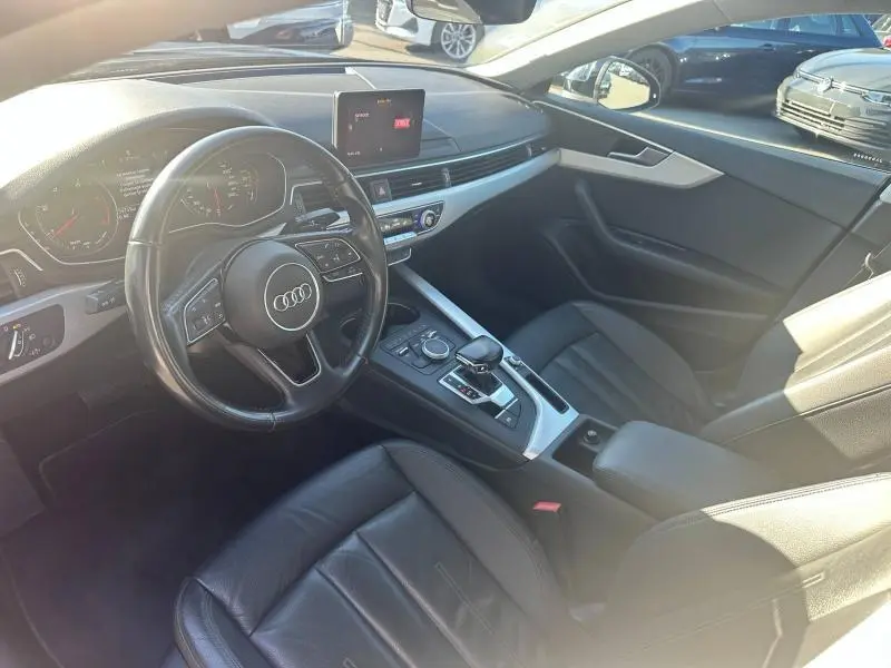 Intérieur noir de l'Audi A5 Sportback 2018 vu côté conducteur, avec volant cuir multifonction et écran central.