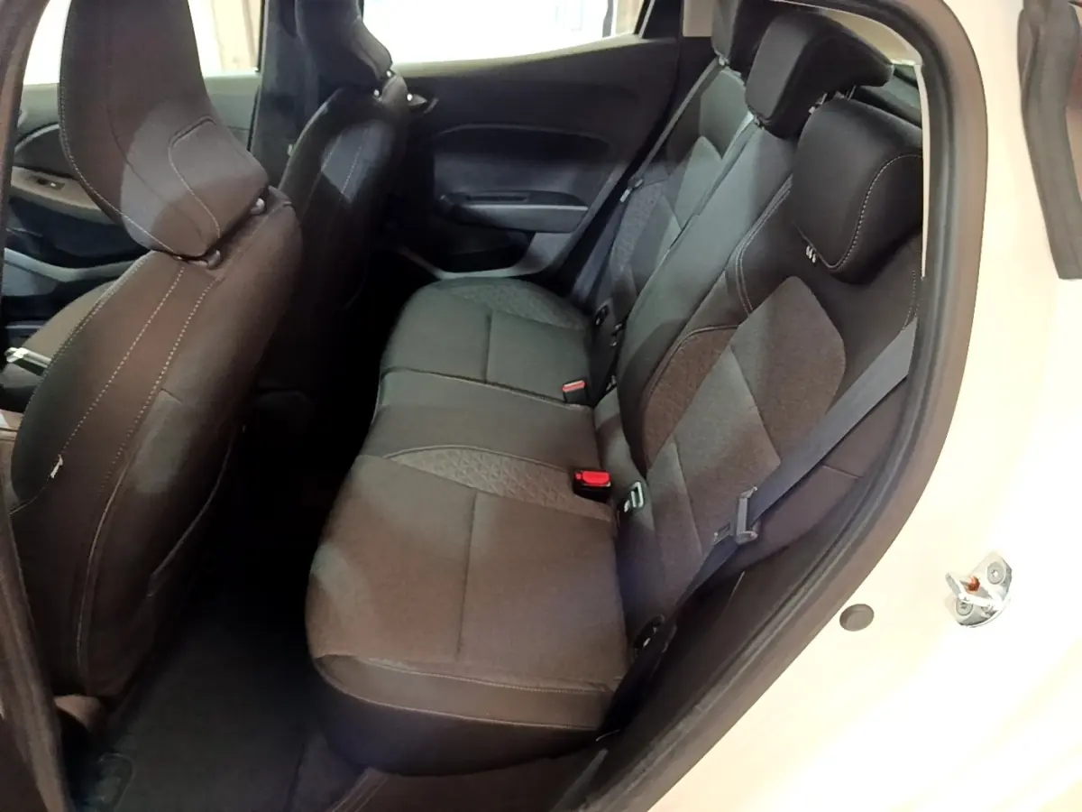 Vue intérieure côté droit montrant la banquette arrière noire de la Renault Clio Business blanche de 2021.