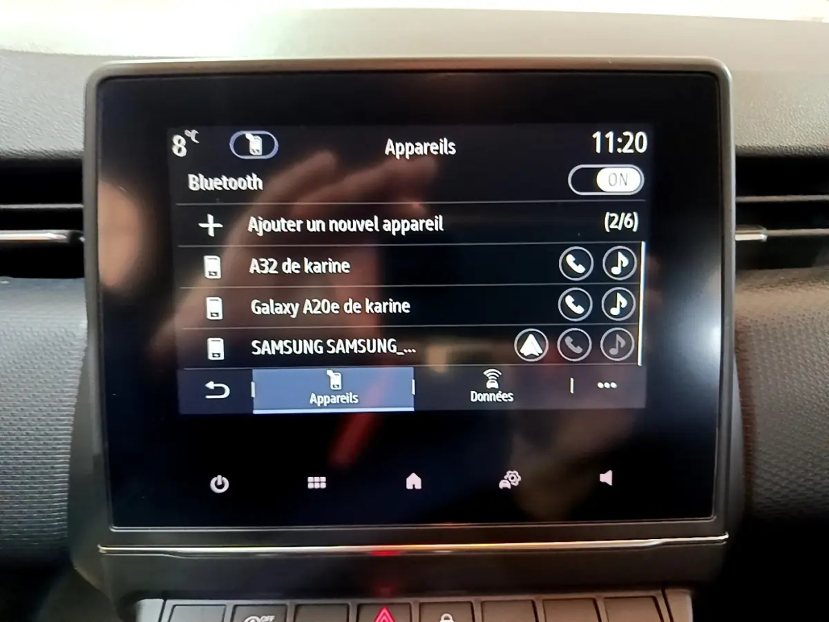 Écran tactile central de la Renault Clio Business 2021 affichant la connexion Bluetooth et la liste des appareils appairés.