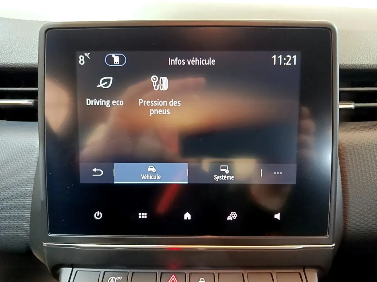 Écran tactile central de la Renault Clio Business blanc 2021 affichant les infos véhicule, vue intérieure frontale.