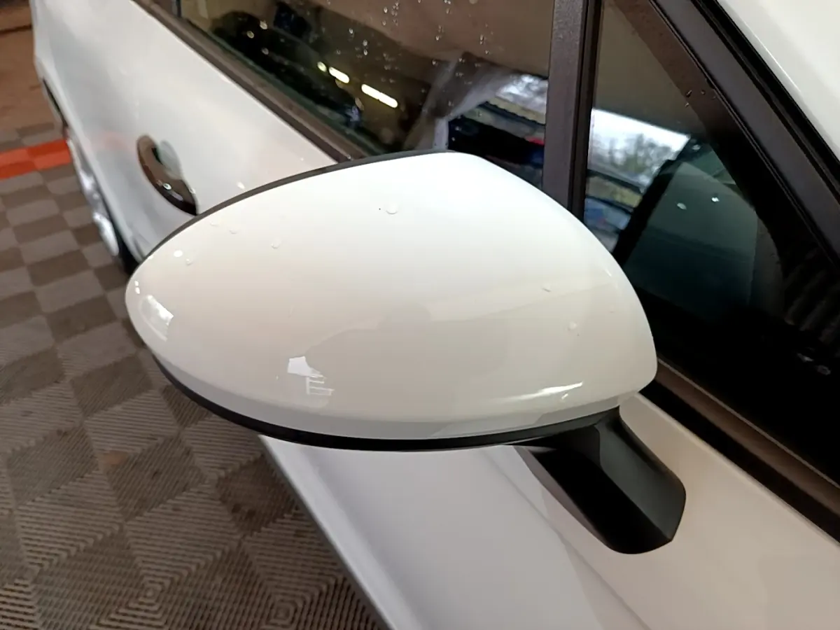 Rétroviseur droit blanc en gros plan sur une Renault Clio Business Essence 2021, vue latérale côté droit.