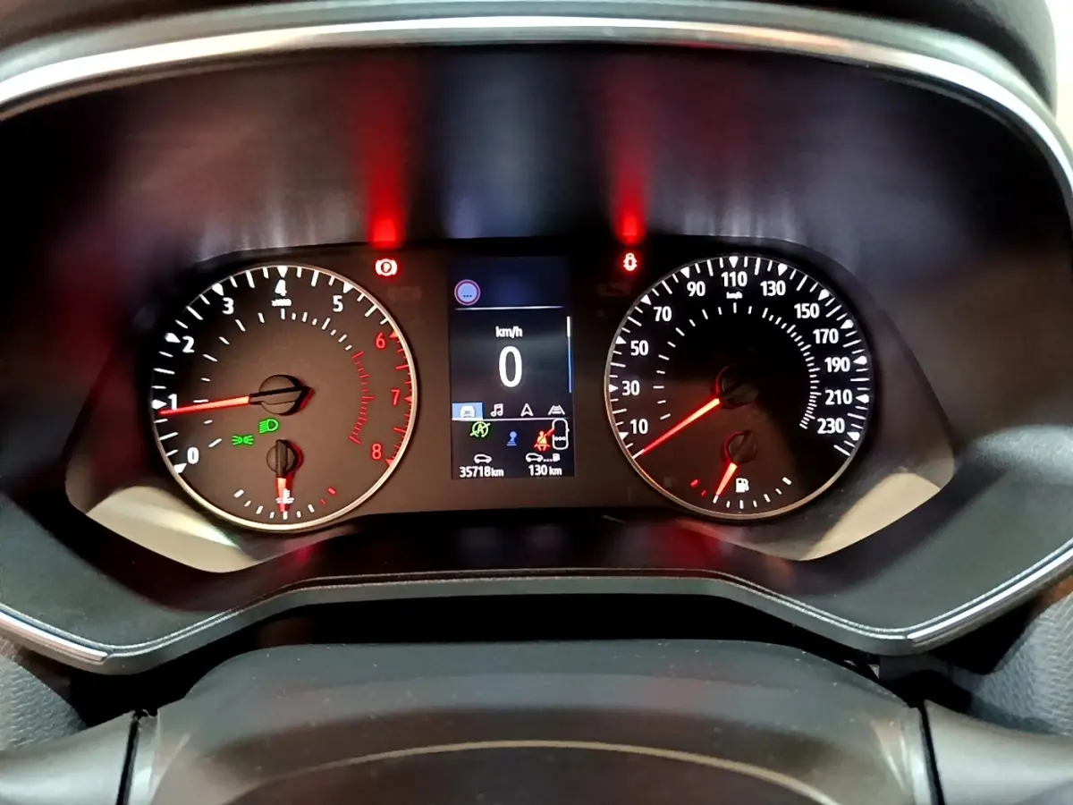 Vue rapprochée du tableau de bord de la Renault Clio Business blanc, affichage digital et compte-tours visibles.