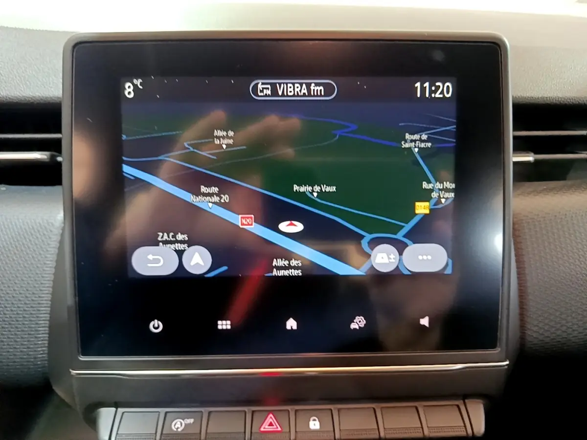 Écran tactile central de navigation 7 pouces de la Renault Clio Business blanche, vue rapprochée du tableau de bord.