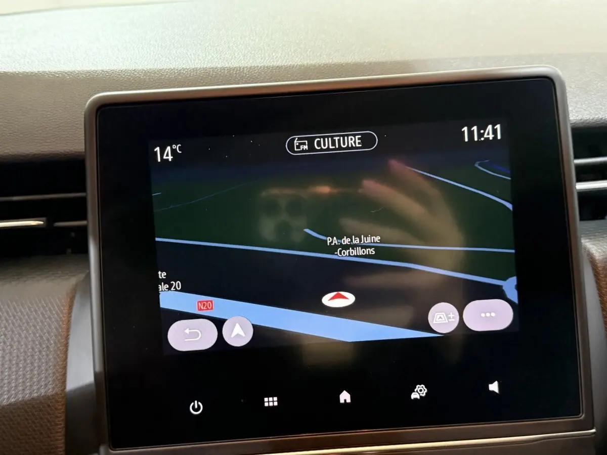 Écran tactile central du tableau de bord de la Renault Clio Business blanc, affichant la navigation 3D.