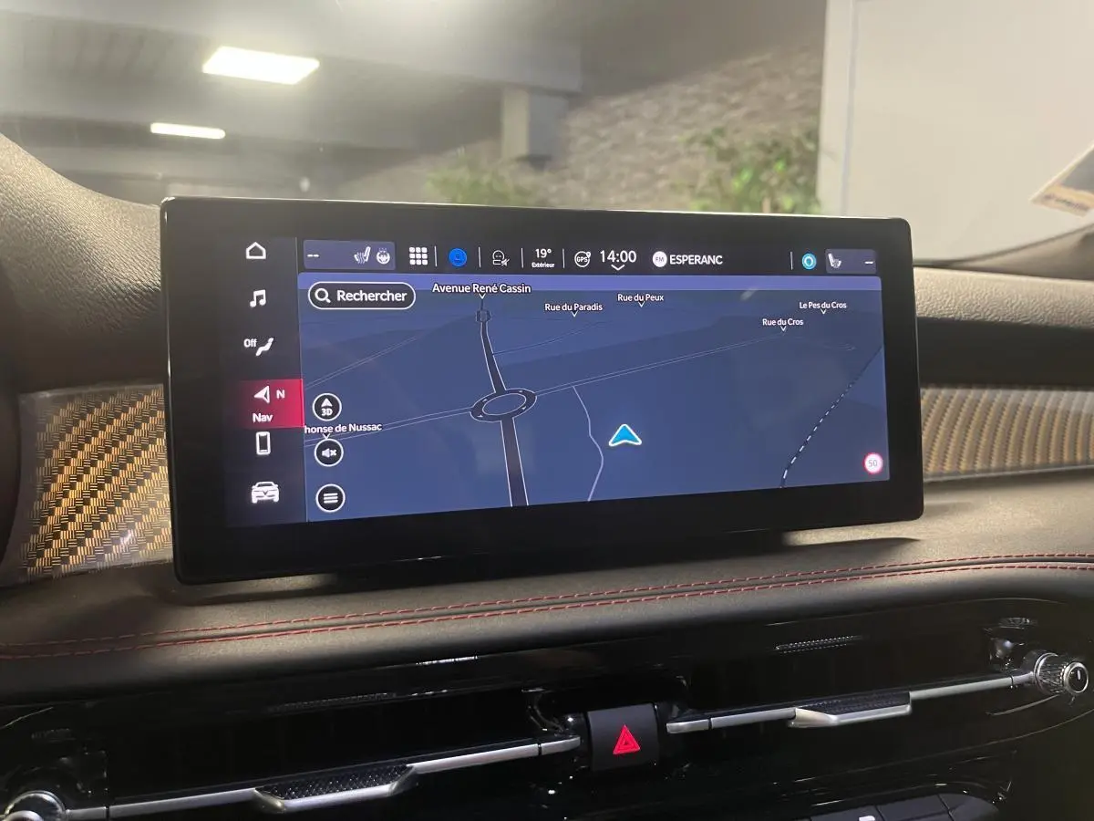 Écran tactile central du tableau de bord de l'Alfa Romeo Tonale 2024 affichant la navigation GPS.