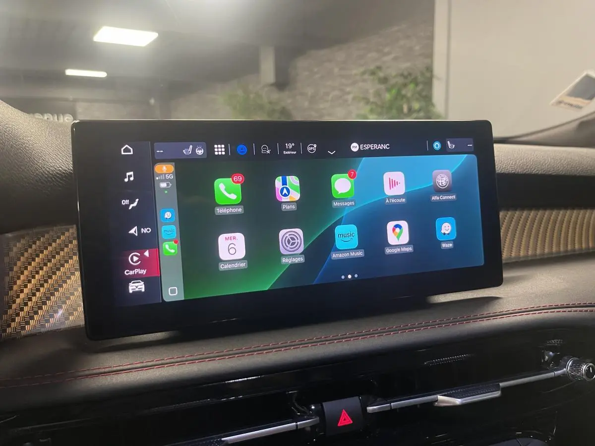 Écran tactile central affichant Apple CarPlay dans l’habitacle de l’Alfa Romeo Tonale 2024.