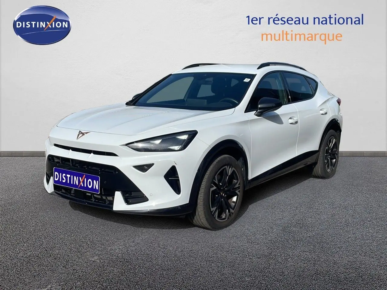 Vue 3/4 avant droite du CUPRA Formentor blanc neige métal avec jantes noires et détails noirs contrastants.