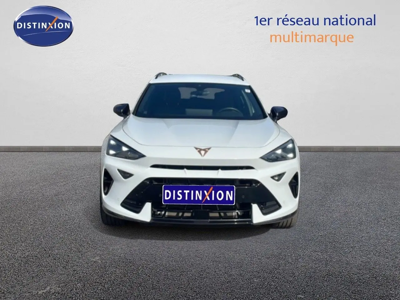 Vue frontale d'un CUPRA Formentor blanc neige métal, avec calandre noire et phares LED distinctifs allumés.