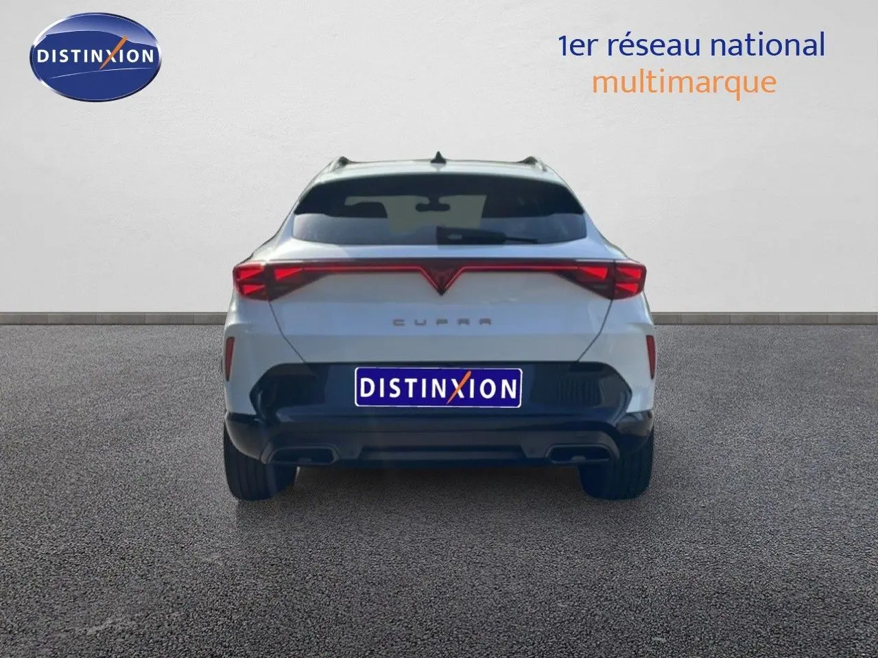 Vue arrière d'un CUPRA Formentor blanc neige métal 2025 avec feux LED reliés et double sortie d'échappement noire.