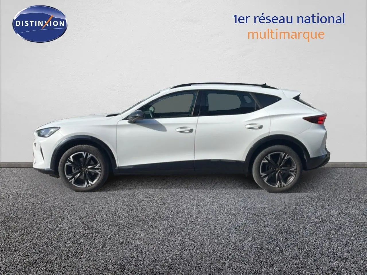 Vue latérale droite d'un CUPRA Formentor blanc neige métal 2025 avec jantes noires et lignes dynamiques.