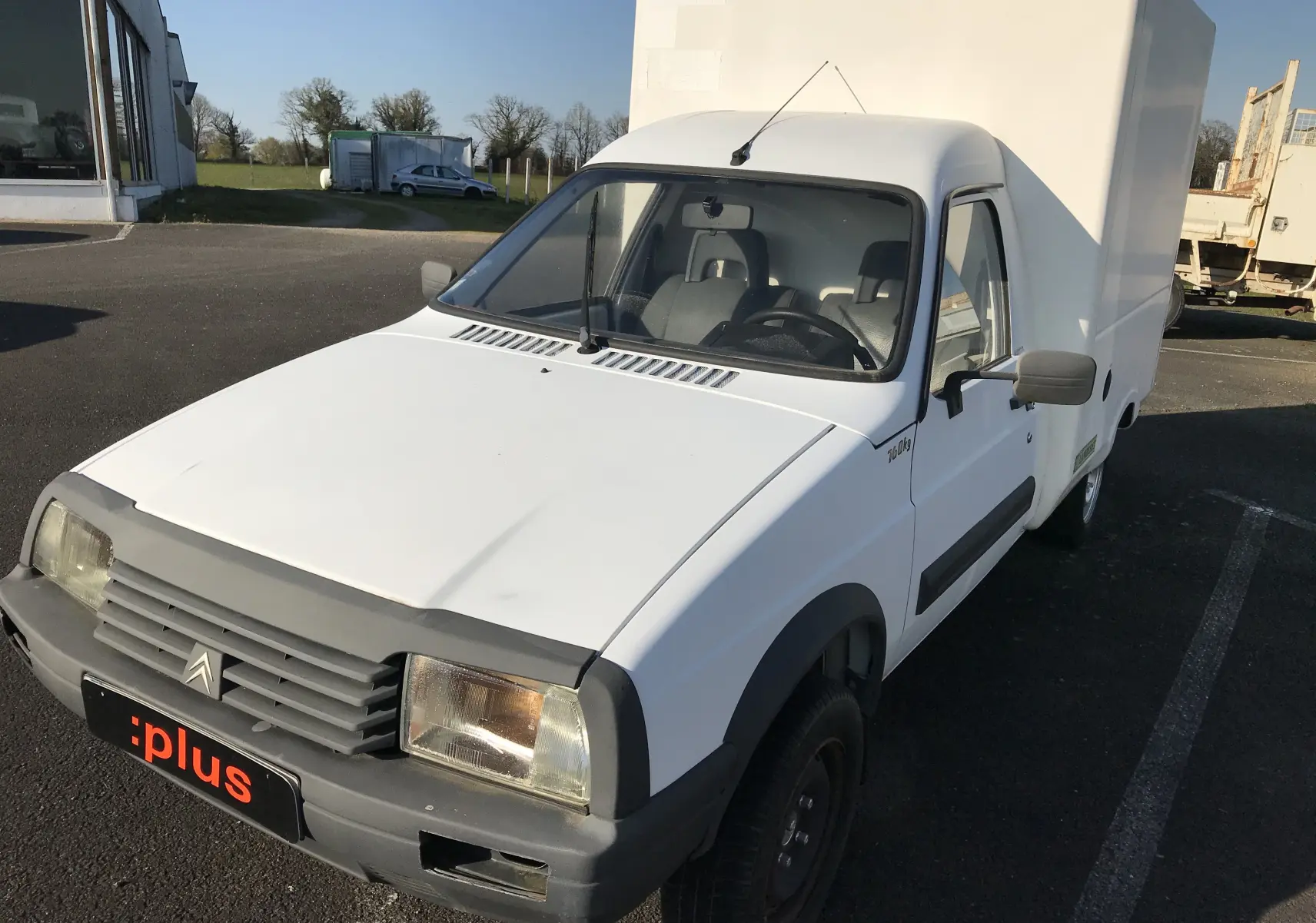 Vue 3/4 avant droite d'un utilitaire Citroën C15 Isotherm blanc de 1997 avec caisse frigorifique et calandre grise.