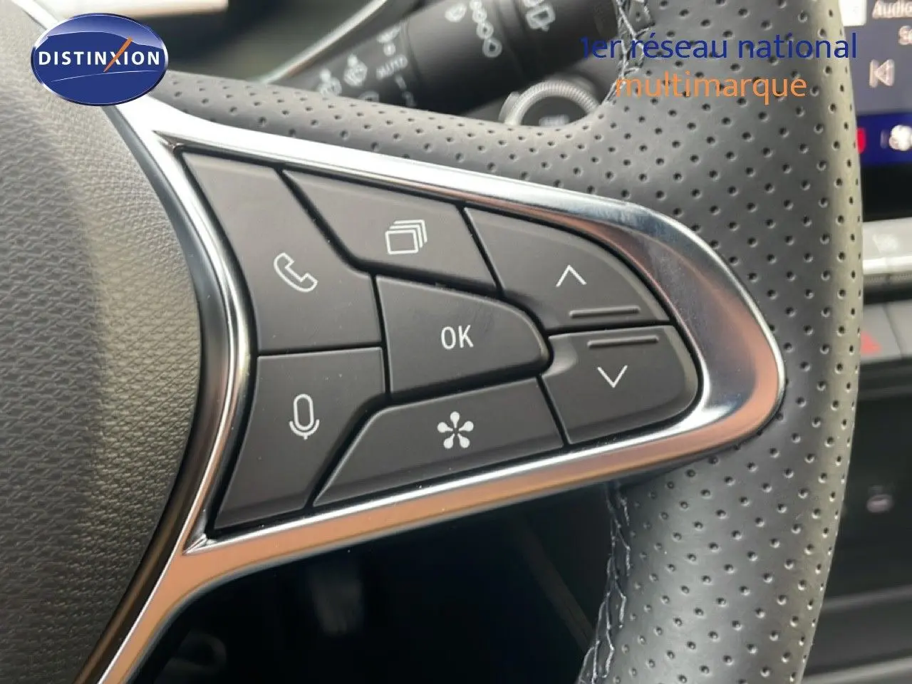 Gros plan sur les commandes multifonctions du volant en cuir perforé noir du Renault Symbioz 2025 finition Iconic.