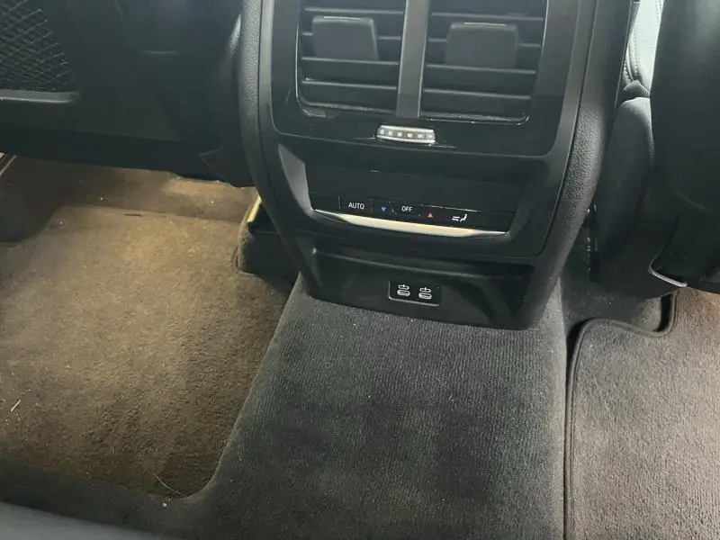 Vue rapprochée de la console arrière noire avec commandes de climatisation et ports USB dans BMW X3 xDrive30eA Glacier Silver 2020.