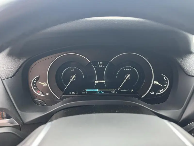Vue rapprochée du tableau de bord numérique du BMW X3 xDrive30eA 2020 affichant les compteurs et l'autonomie en mode hybride.