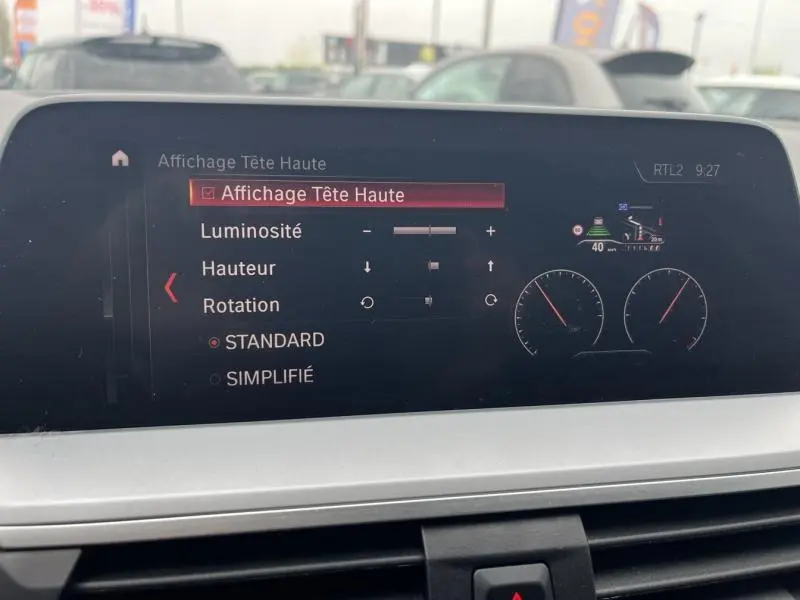 Écran central de BMW X3 xDrive30e 2020 affichant les réglages du système d'affichage tête haute.